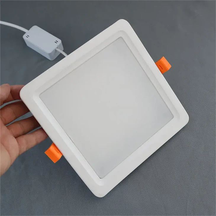 Ultra-tynt firkantet LED-panellys i 7W-30W alternativer|Innfelt eller overflatemontert installasjon